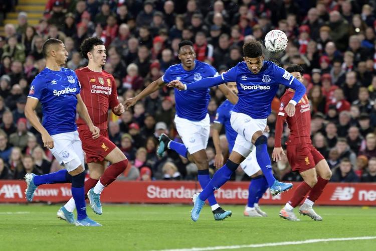 英超23亿巅峰对决！阿森纳丢分，49分领跑，利物浦罕见0射正